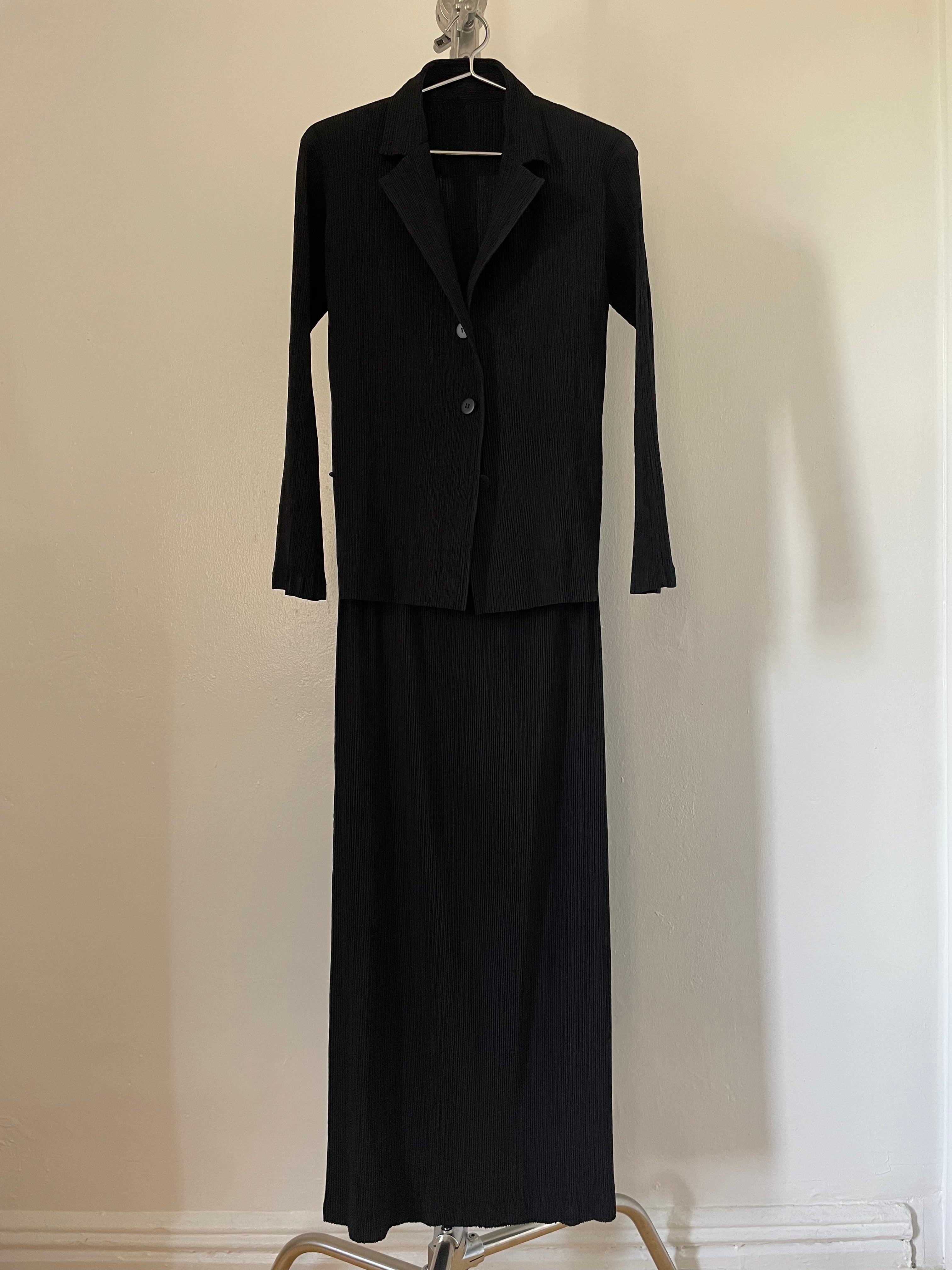 スーツ ISSEY MIYAKE WHITE LABEL Issey Miyake White Label black pleated skirt suit – sonomama sonomama