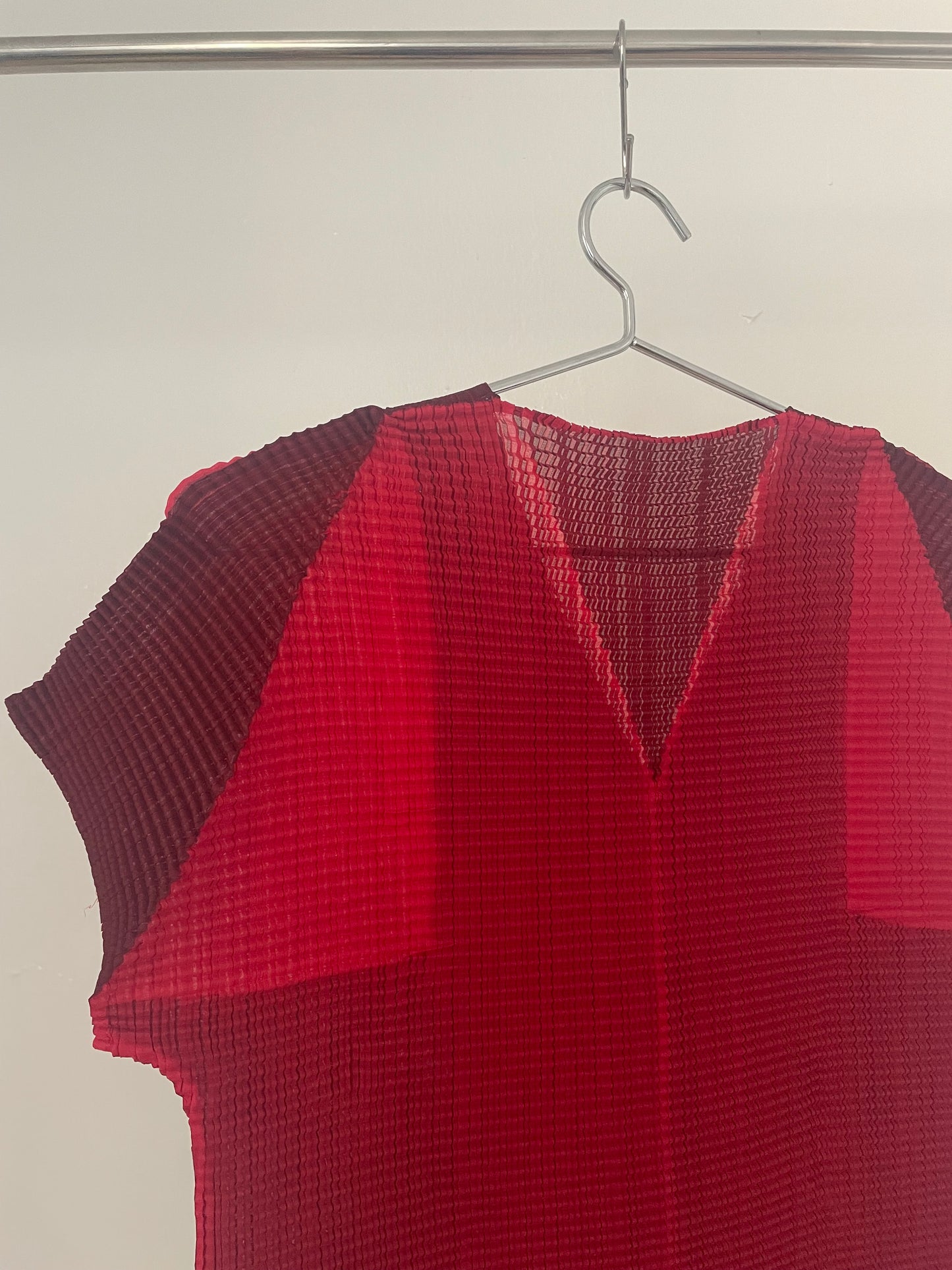 Issey Miyake red and burgundy two-toned waffle pleat top
