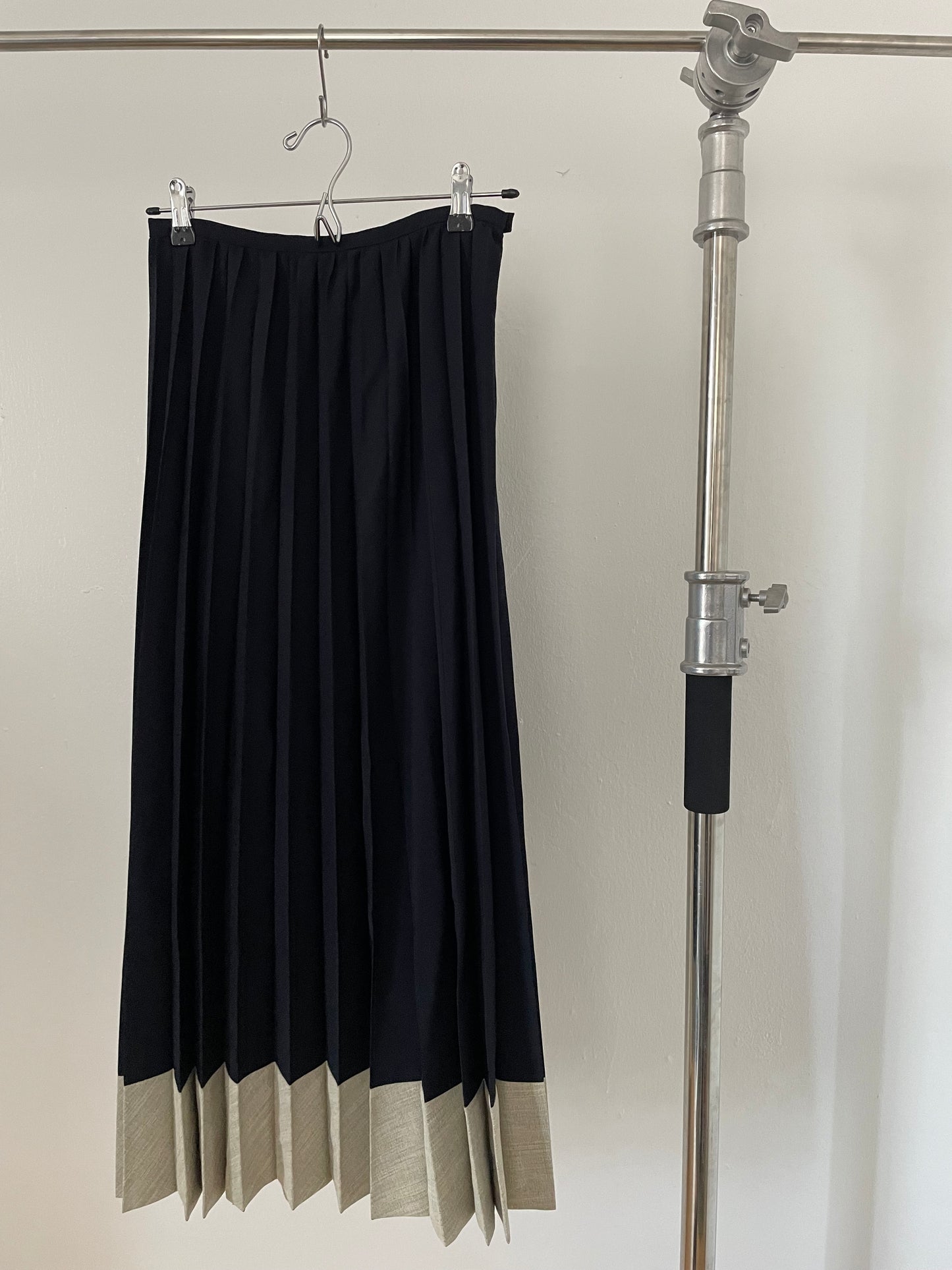 Robe de Chambre Comme des Garçons pleated skirt with grey border