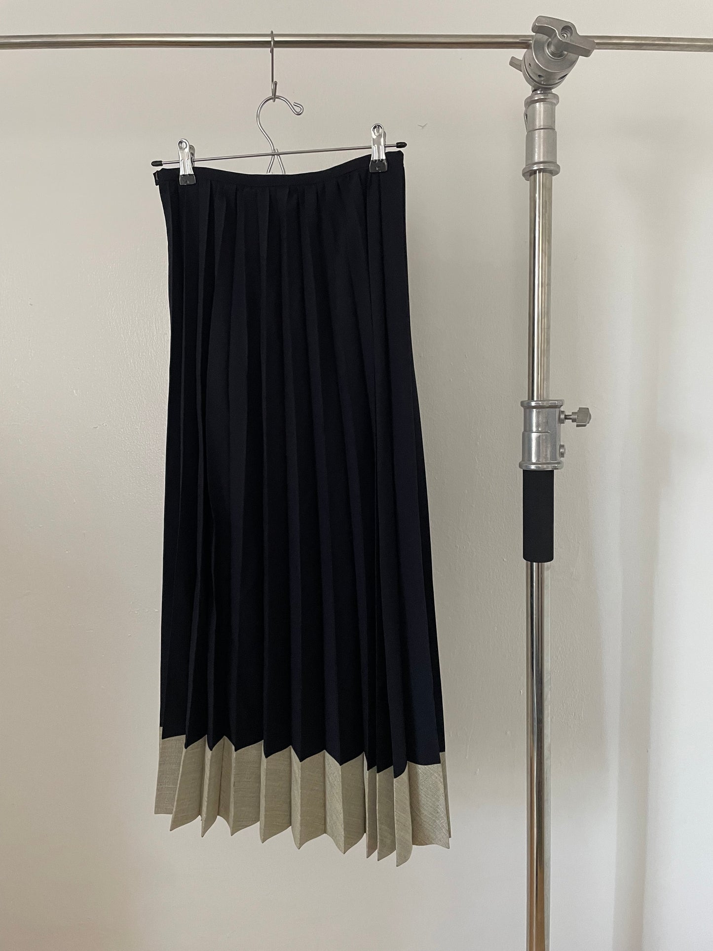 Robe de Chambre Comme des Garçons pleated skirt with grey border