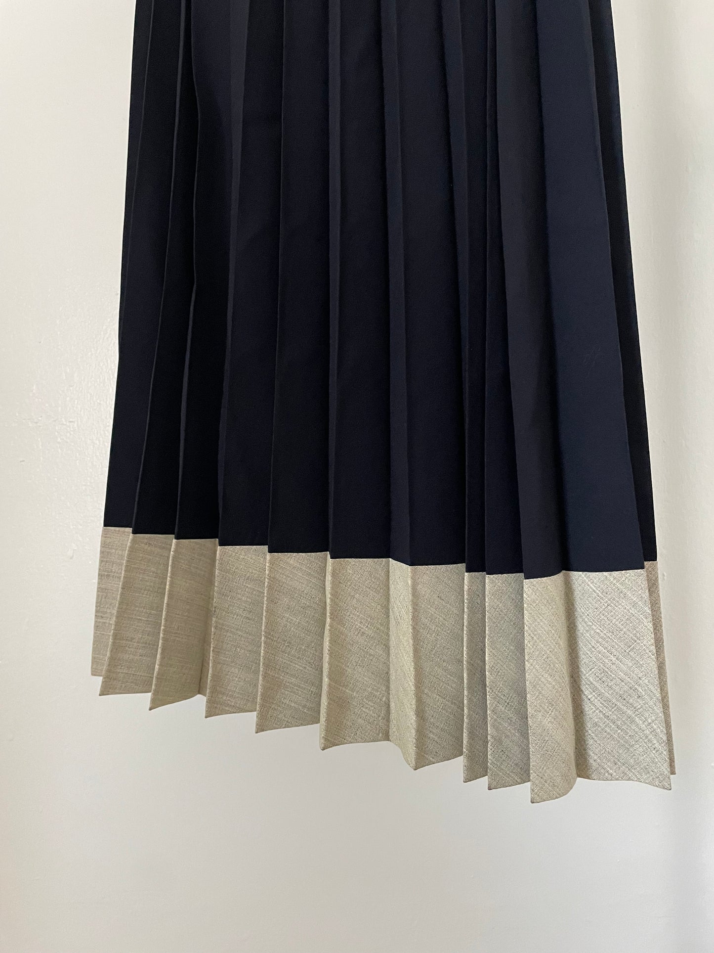 Robe de Chambre Comme des Garçons pleated skirt with grey border