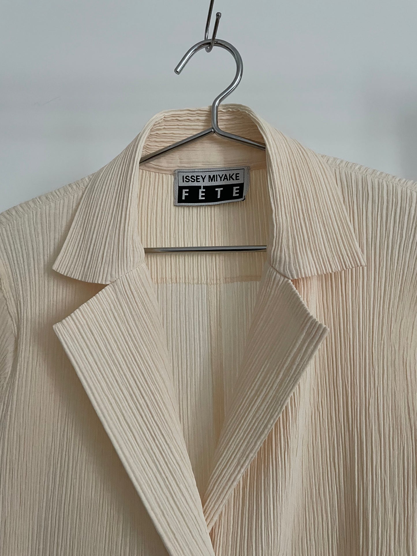 Issey Miyake Fete pleated cream blazer shirt