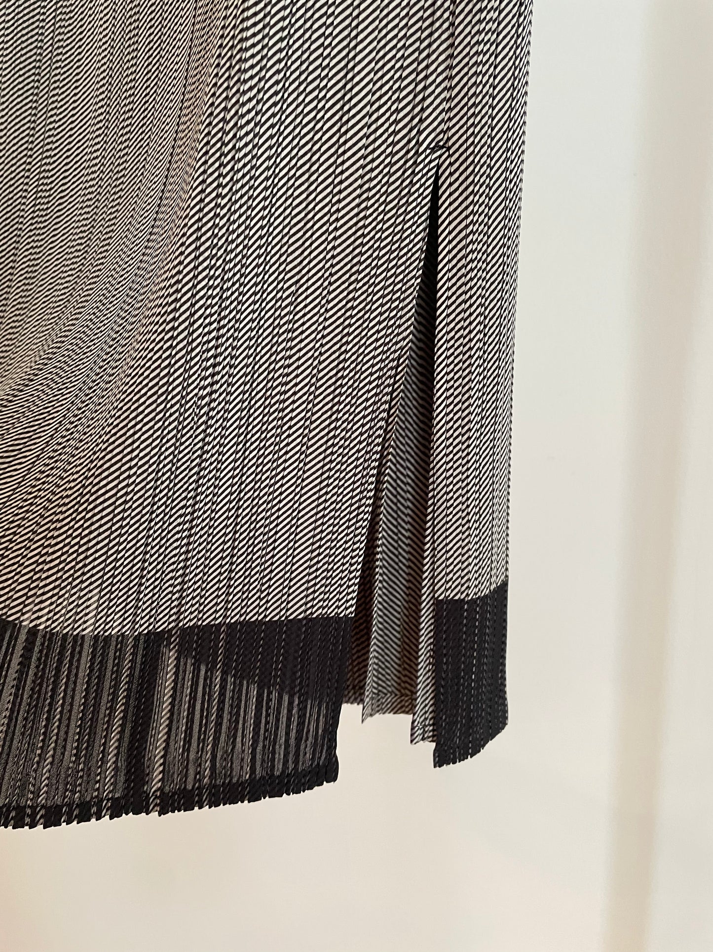 Vintage womens Fete Issey Miyake black and white micro stripe pleated skirt