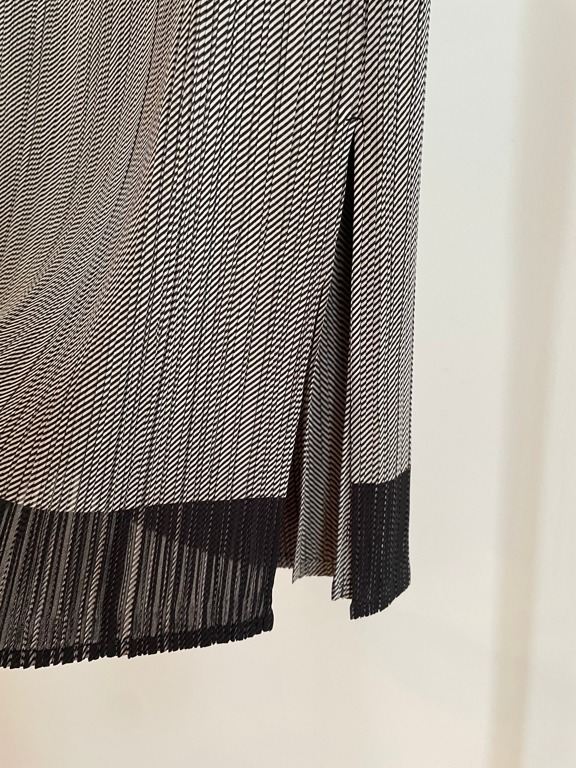 Vintage womens Fete Issey Miyake black and white micro stripe pleated skirt