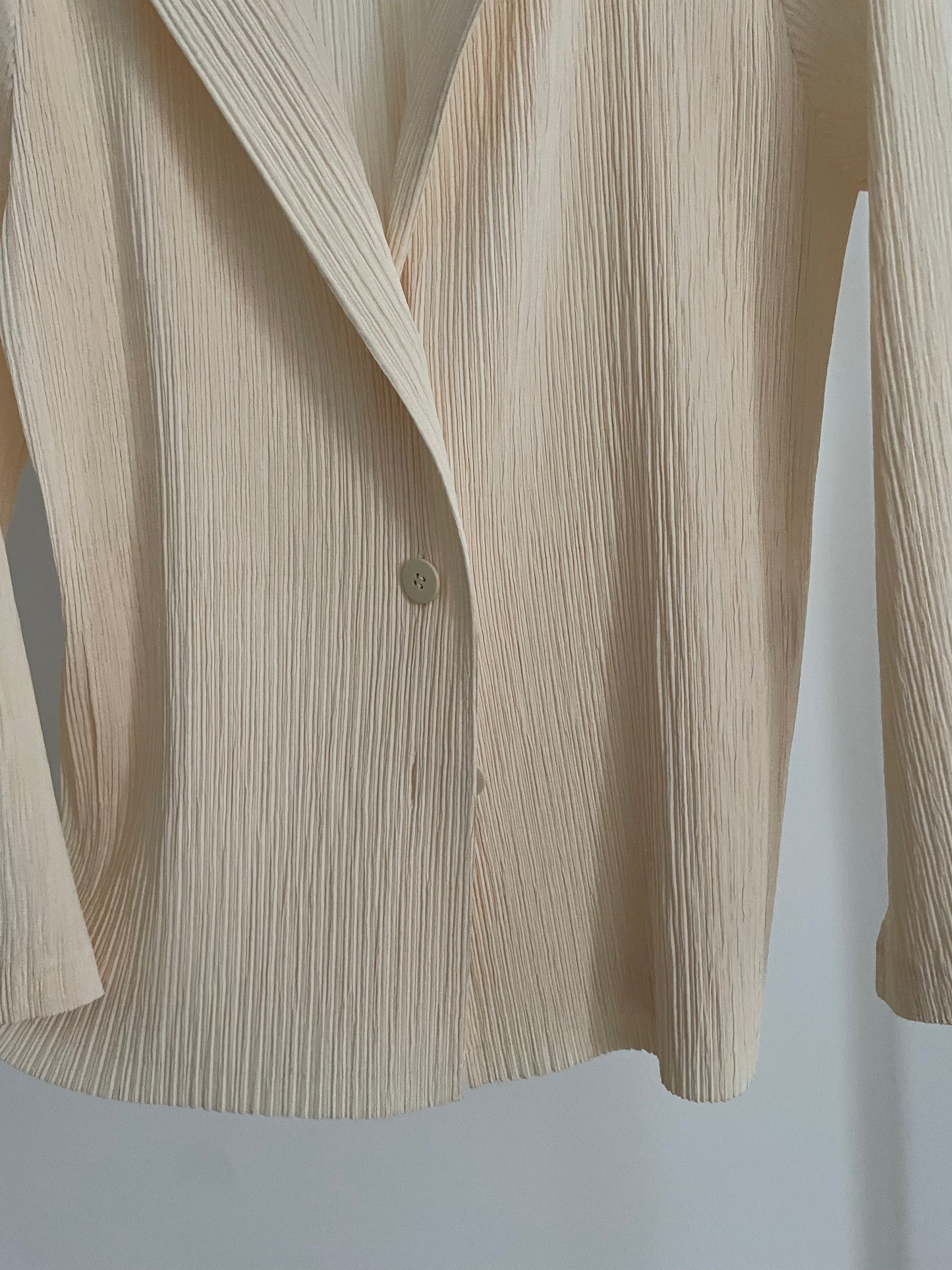 Issey Miyake Fete pleated cream blazer shirt